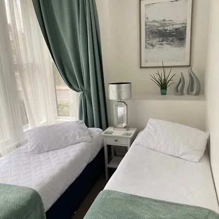 A & B Guest House Cambridge-2